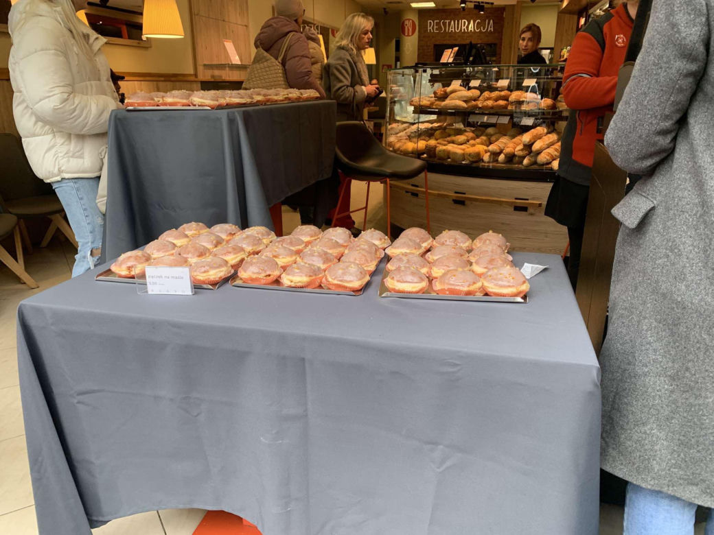 Bydgoszczanie stoją w kolejkach po pączki. Te z powidłami i konfiturą różaną wygrywają!