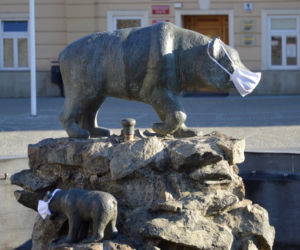 Wszyscy noszą maseczki