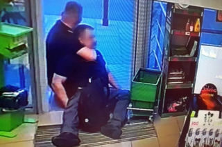 Warszawa: strażnik miejski obezwładnił agresywnego klienta Żabki