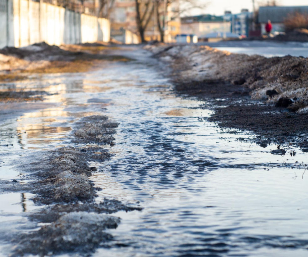 Niebezpieczna odwilż w całym kraju. Pilne alerty służb, podtopienia i wezbrane rzeki