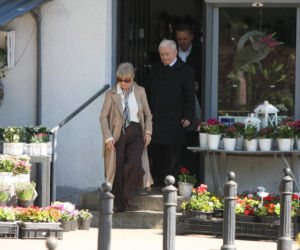 Jarosław Kaczyński na cmentarzu nie był sam. Pewna kobieta nie odstępowała go na krok