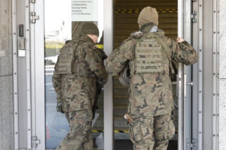 Warszawa. Wojsko na stacjach kolejowych