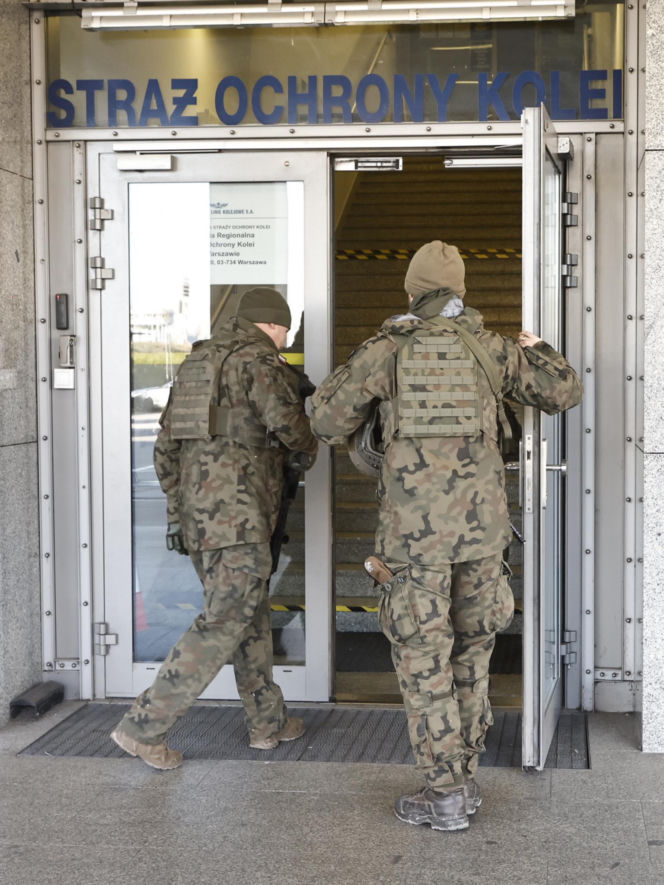 Warszawa. Wojsko na stacjach kolejowych