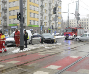 Warszawa. Wypadek na skrzyżowaniu ulic: alei Solidarności i ulicy Jagielońskiej.