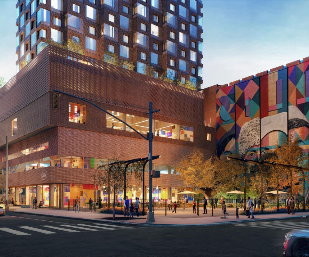 Wizualizacja projektu Hudson Mosaic: nowoczesny kompleks mieszkalny z ceglaną fasadą i przeszklonym parterem, integrujący mieszkania dostępne cenowo z infrastrukturą społeczną na Manhattanie. Scena ukazuje tętniącą życiem ulicę z barwnym muralem, podkreślając miejską integrację. O tej innowacyjnej architekturze przeczytasz na Architektura Murator.