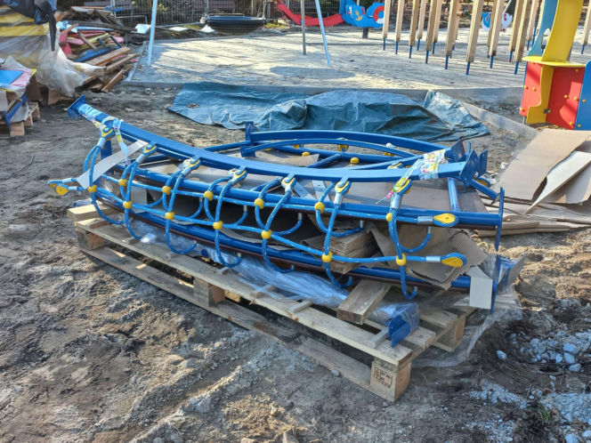 Statek w naprawie, pająk już jest. Trwa modernizacja placu zabaw w Parku Tysiąclecia w Lesznie