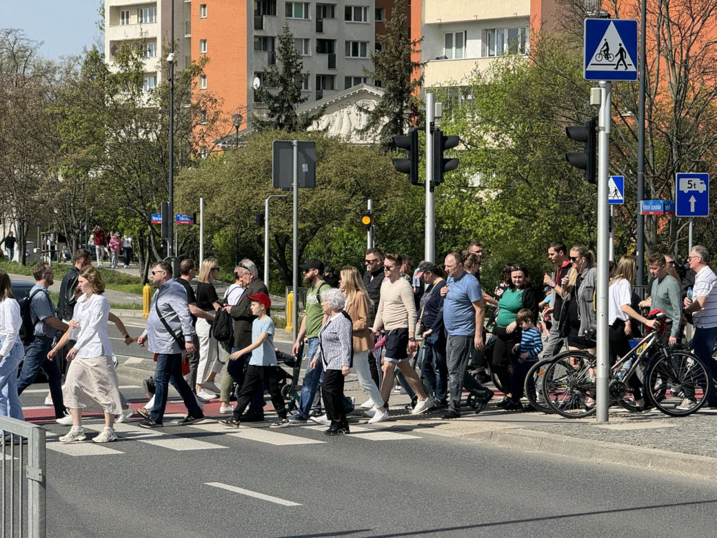 Tłumy na nowym moście pieszo-rowerowym. Kolizje z rowerzystami 