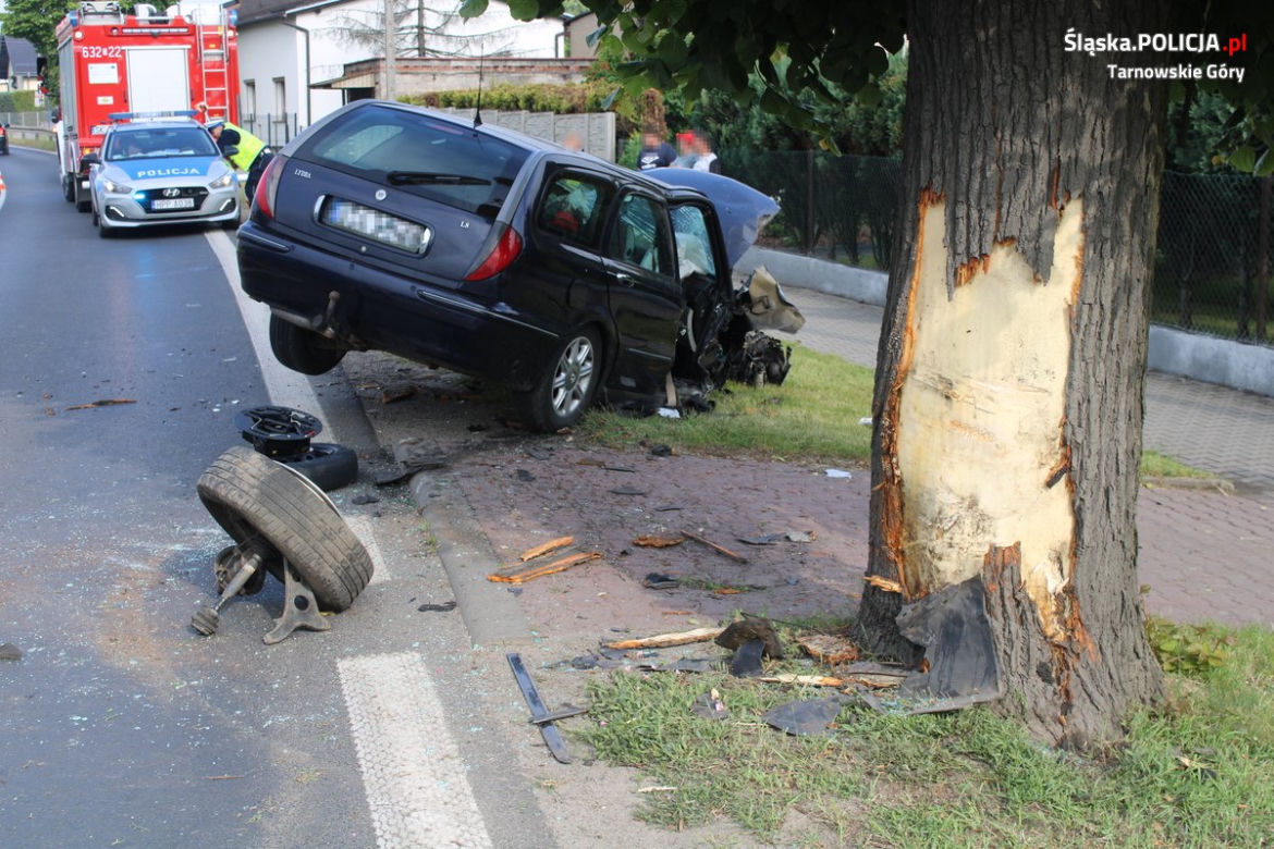 Wypadek w Świerklańcu. Samochód uderzył w drzewo, dwie osoby w szpitalu