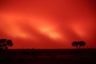 Czerwone niebo nad Australią. Niezwykły spektakl natury na tle zniszczeń