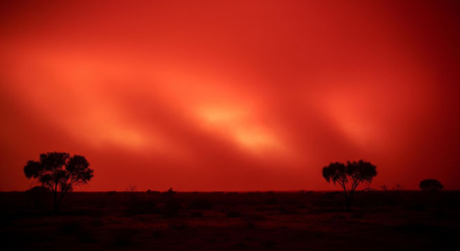 Czerwone niebo nad Australią. Niezwykły spektakl natury na tle zniszczeń
