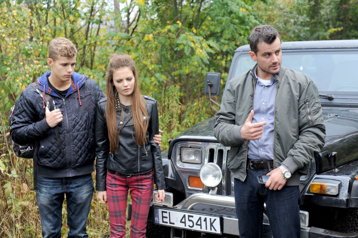 Komisarz Alex 7 sezon odc. 80 (odc. 2).  Kaśka (Katarzyna Sawczuk), Michał Orlicz (Antoni Pawlicki), Kuba (Mateusz Gąsiewski)