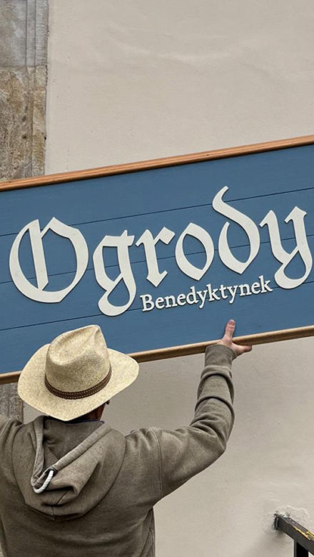 Szyldy i liternictwo wzorowane na renesansowych czcionkach Hieronima Wietora