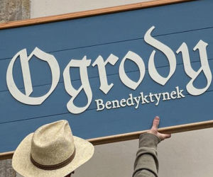 Szyldy i liternictwo wzorowane na renesansowych czcionkach Hieronima Wietora