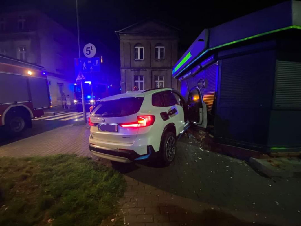 Wypadek w Toruniu. Samochód wjechał w kiosk