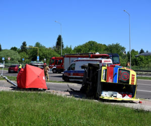 Makabra na drodze w Przemyślu! Osobówka zderzyła się z karetką. Nie żyje mężczyzna
