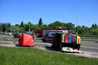Makabra na drodze w Przemyślu! Osobówka zderzyła się z karetką. Nie żyje mężczyzna