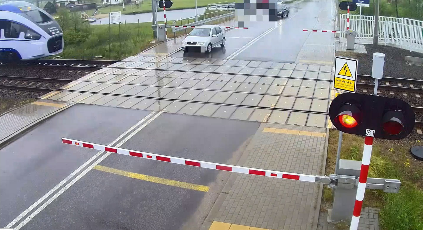 Ominął rogatkę i wjechał tuż przed pociąg! Szokujące zdarzenie pod Ostrowią Mazowiecką [ZDJĘCIA].