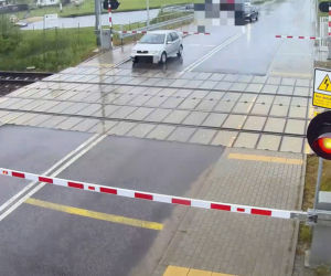 Ominął rogatkę i wjechał tuż przed pociąg! Szokujące zdarzenie pod Ostrowią Mazowiecką [ZDJĘCIA].