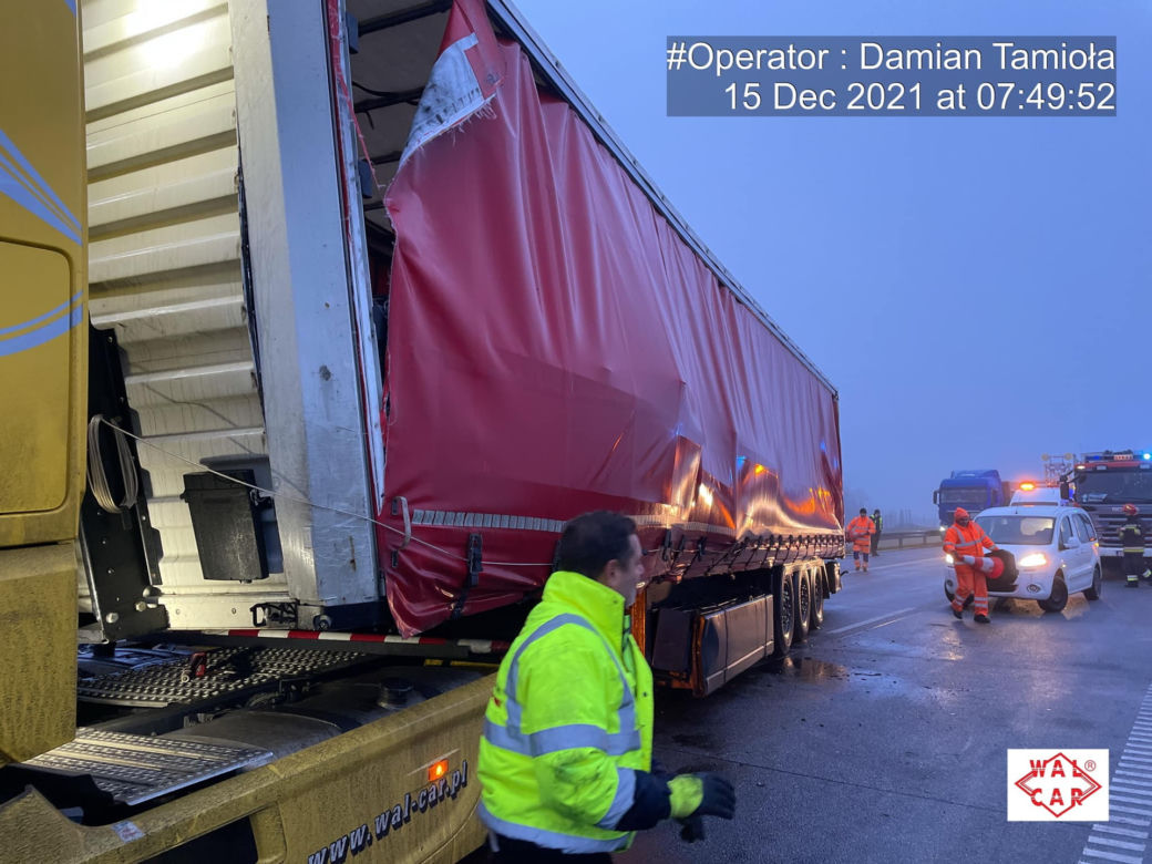 Dwie ciężarówki zderzyły się we mgle na autostradzie A1. Droga zablokowana
