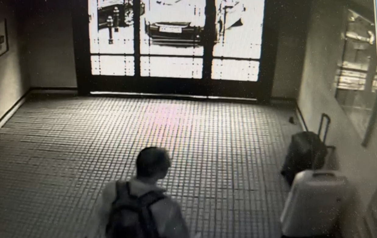 Ukradł walizki z klatki schodowej. Przed policją schował się... pod łóżko