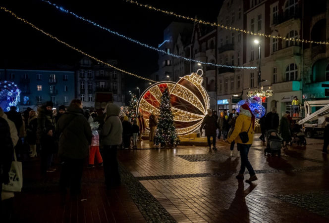 Ruszył świąteczny Jarmark w Bytomiu. Kultowy tramwaj i kaszanka wikinga