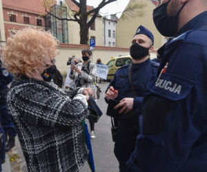 Przesłuchanie Rydzyka w Toruniu. Policja używa siły wobec dziennikarza