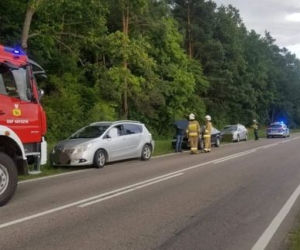 Wypadek na trasie Białystok - Mońki. Zderzenie trzech pojazdów. Kobieta w szpitalu