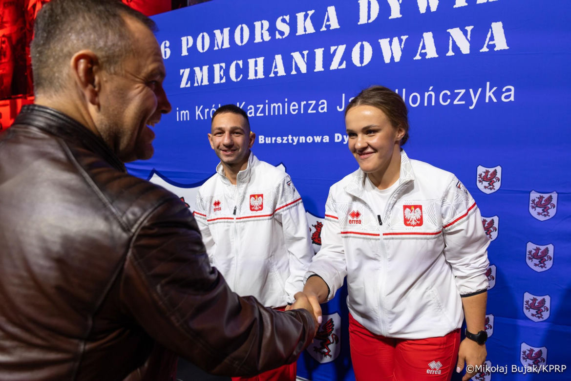 Karol Nawrocki w skórze na gali boksu