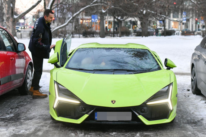 Klaudia Halejcio, mąż jej otworzył auto za całusa