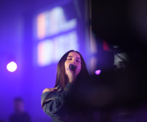 Roxie Węgiel z gołym brzuchem śpiewa dla najmłodszych