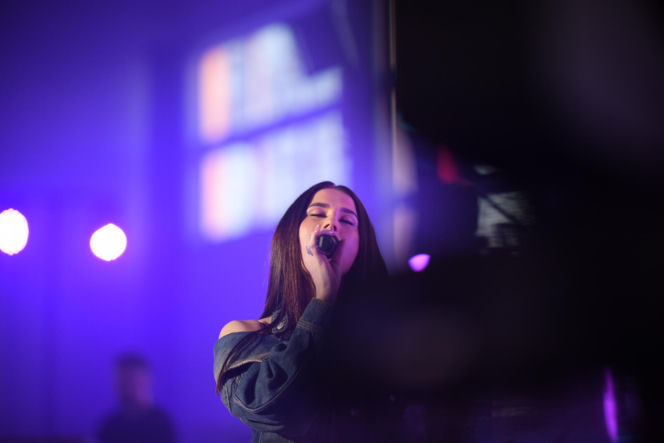 Roxie Węgiel z gołym brzuchem śpiewa dla najmłodszych