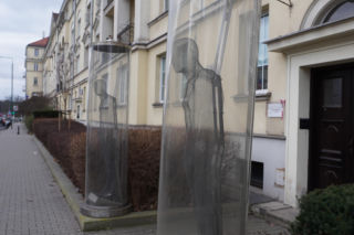 Dwa szkielety w kapsułach w centrum Warszawy. Upamiętniają wydarzenie znane z filmu