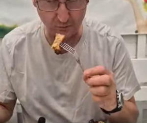 Zaskakująca nowa rola Piotra Wawrzyka! Zrecenzował pirackiego szaszłyka