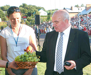Minister zagrał rolnikom