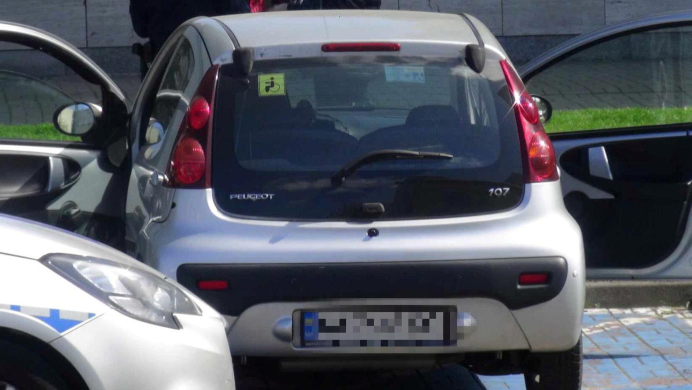 Emeryt z nożem w klatce piersiowej. Dramatyczna akcja ratunkowa na Ochocie. „Wyciągnęli go z auta”