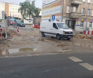 Zalana ulica Chełmińska w Grudziądzu po opadach deszczu