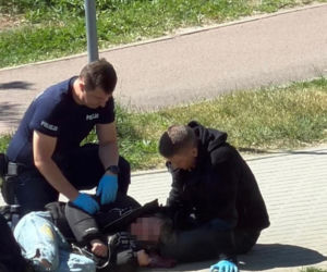 Niebezpieczny incydent pod komisariatem na Pomorzu! 18-latek nagle osunął się na chodnik i zaczął się trząść