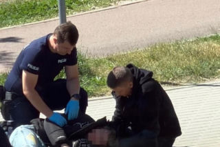 Niebezpieczny incydent pod komisariatem na Pomorzu! 18-latek nagle osunął się na chodnik i zaczął się trząść