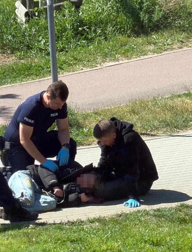 Niebezpieczny incydent pod komisariatem na Pomorzu! 18-latek nagle osunął się na chodnik i zaczął się trząść
