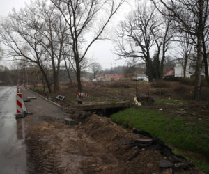 Elegancki chodnik przy luksusowym domu Andrzeja i Agaty Dudów 