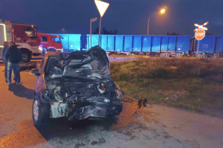 Pociąg towarowy zmiażdżył małego Volkswagena. Potem wydarzył się cud 