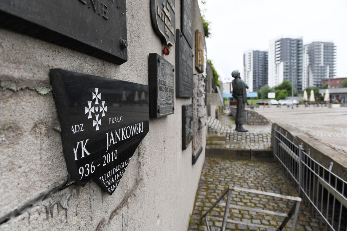 Zniszczyli tablicę Jankowskiego