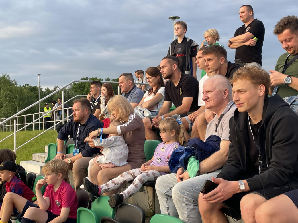 Kibice na otwarciu stadionu w Starachowicach