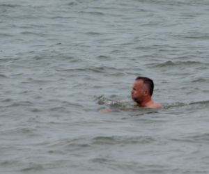 Wiceminister kultury Jarosław Sellin na plaży