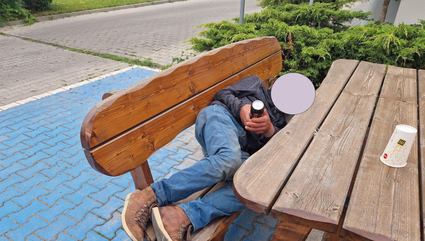 Strażnicy miejscy walczą z pijącymi „pod chmurką”. Tytuły wpisów mundurowych robią furorę!