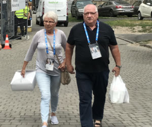 RODZICE EDYTY GÓRNIAK NIOSĄ JEJ WAŁÓWKĘ