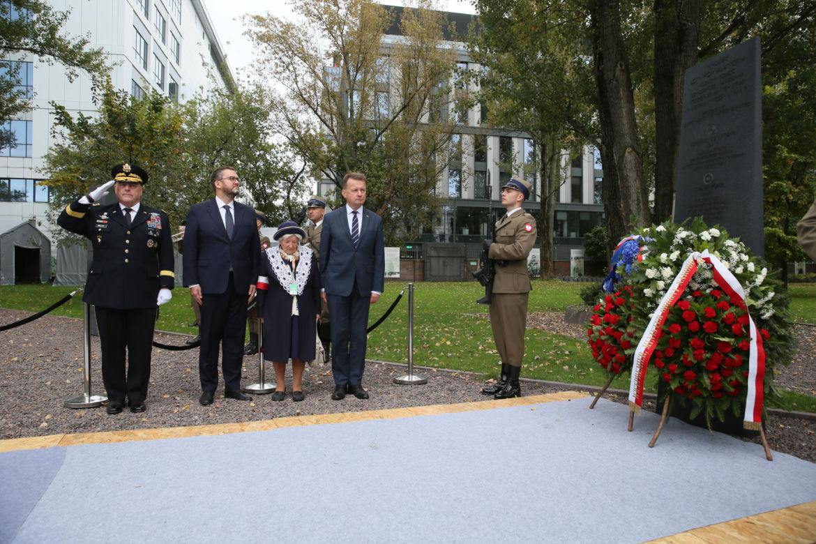 Amerykański generał z powstańcami warszawskimi. Nowy projekt Muzeum Powstania i ambasady USA