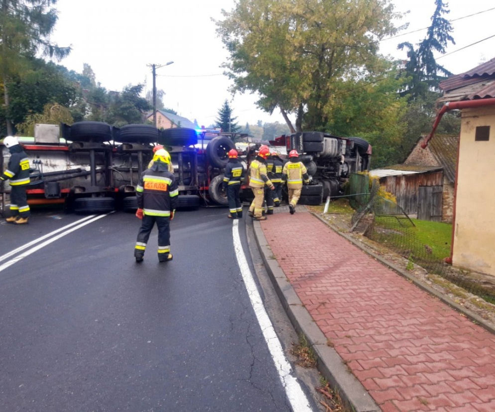 Inowłódz. Przewrócona cysterna blokowała DK 48 przez wiele godzin