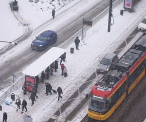 Warszawa. Duże utrudnienia na lotniskach. Komunikacja miejska z problemami