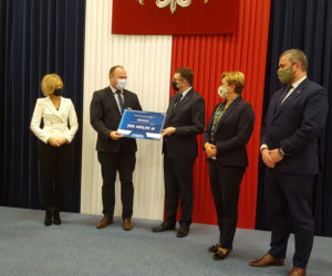 Przekazanie czeków potwierdzających dofinansowanie z Funduszu Dróg Samorządowych w subregionie tarnowskim